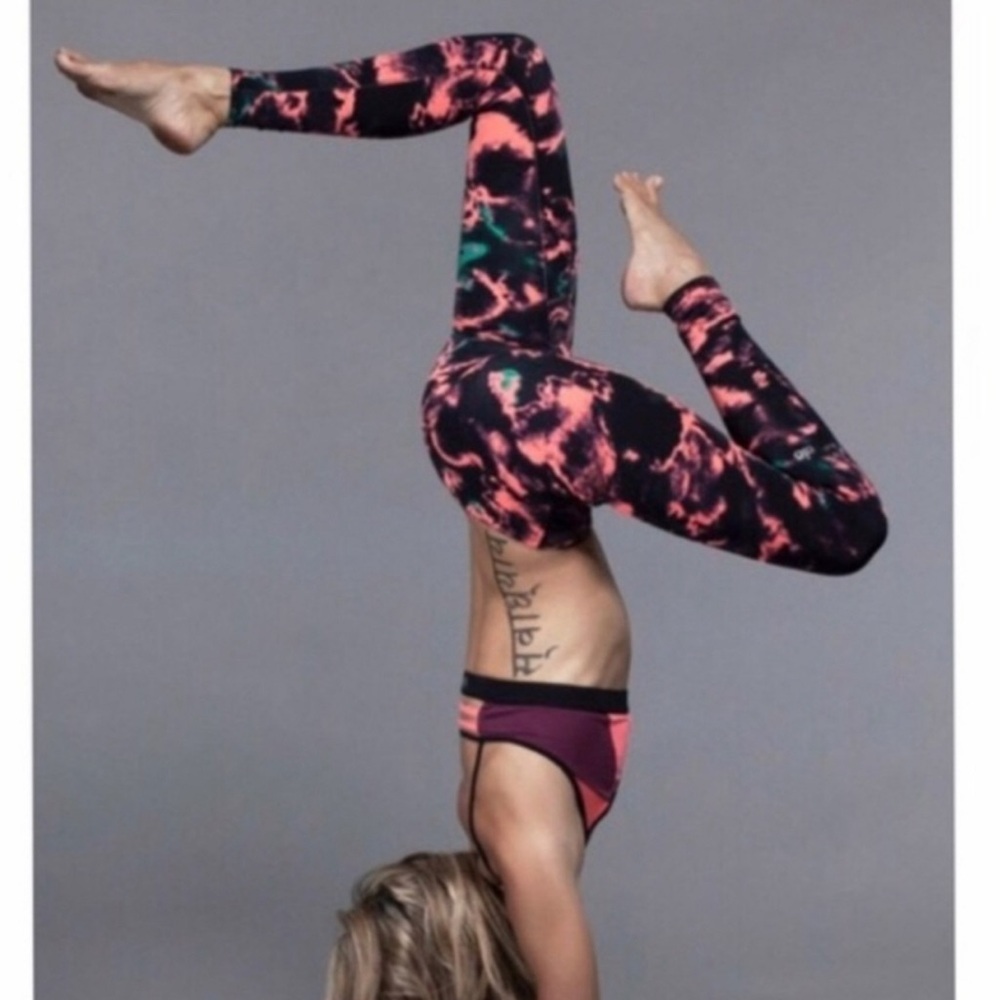 ALO Airbrush Leggings Size M Volcano Lightning